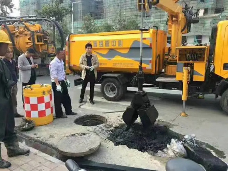 皇桐镇街道：网格员化身“清道夫”，为民解忧疏通“堵心”化粪池