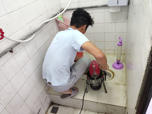 皇桐镇管道堵塞冒臭气 专业师傅现场解决问题