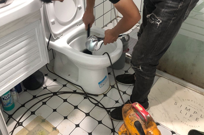 皇桐镇马桶堵塞自己疏通还是找师傅?专业上门服务让你省时更省心